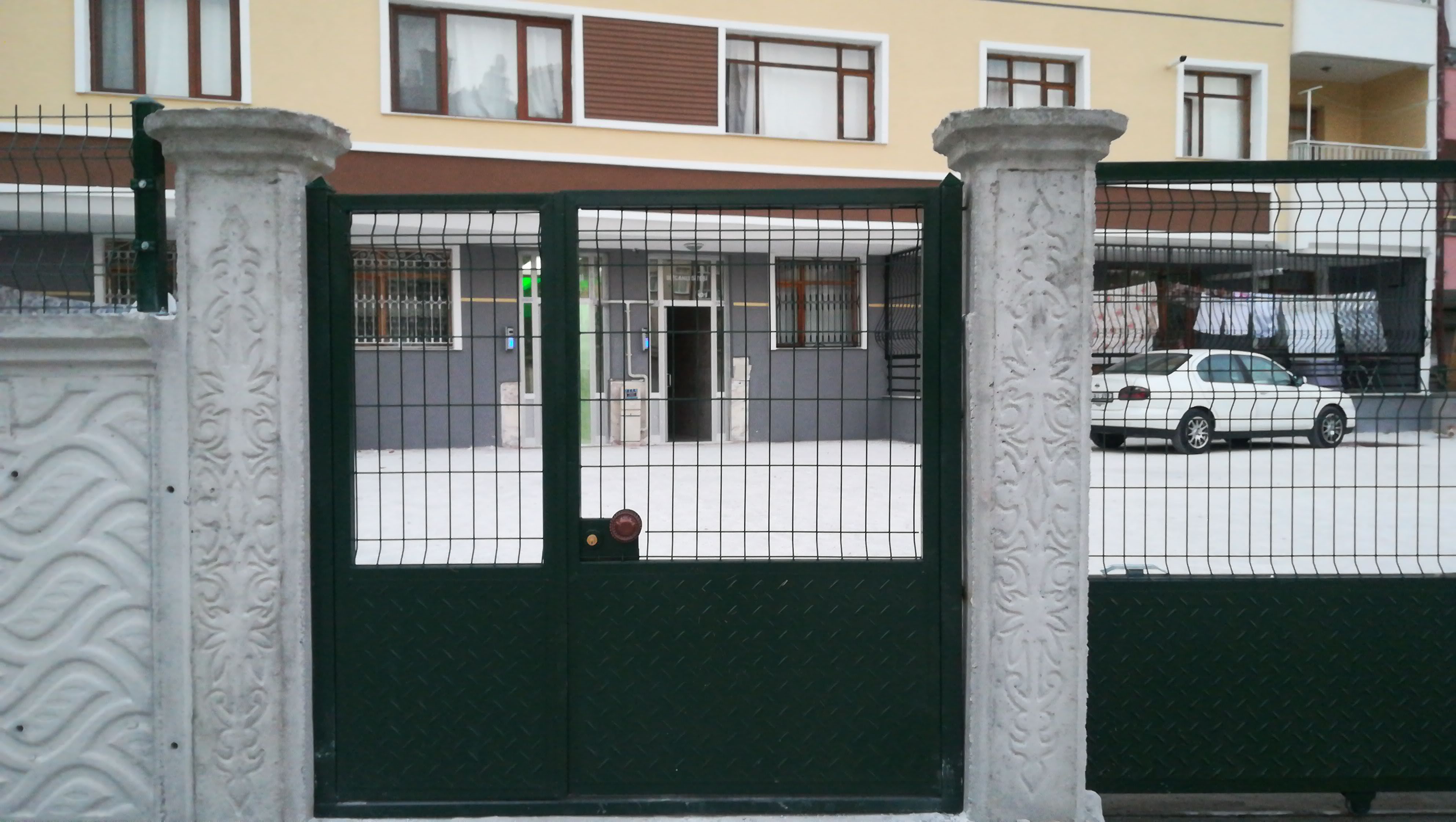 panel çit uyumlu açılır kapı